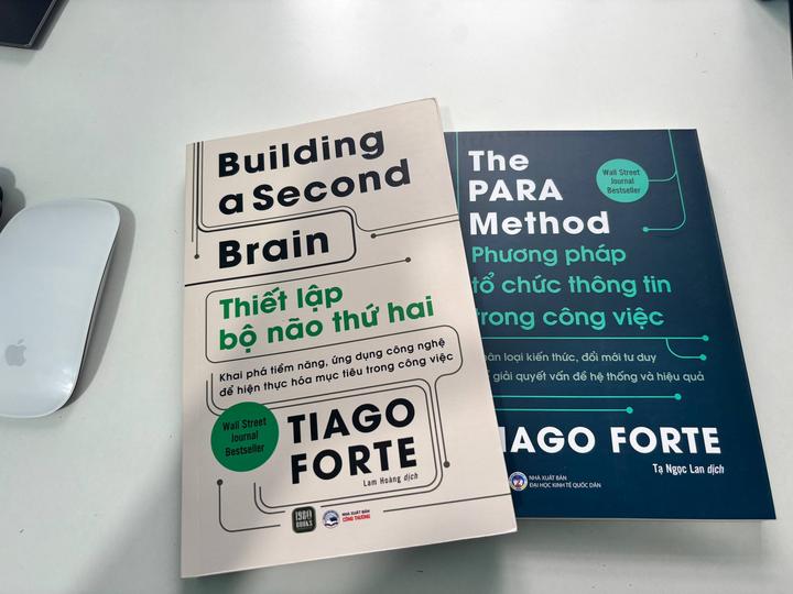 Rất lâu rồi mình không mua sách giấy vì hay đọc trên Kindle hơn, nhân dịp vừa được tặng 2 quyển sách